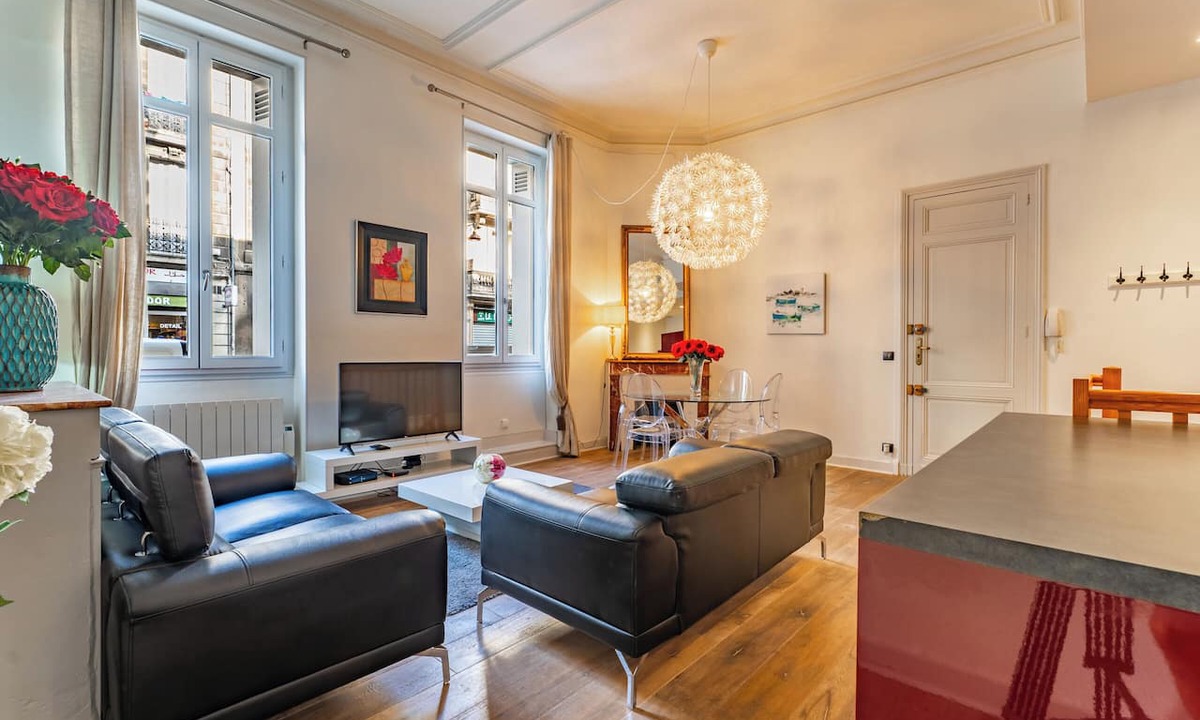 Saint-Michel Apartment | Beautiful Apartment in the Heart of Historic Saint-Michel District