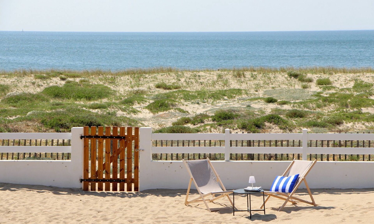 La Turballe House | Beautiful BEACHFRONT HOUSE with SEA VIEWS for up to 12 Guests near La Baule