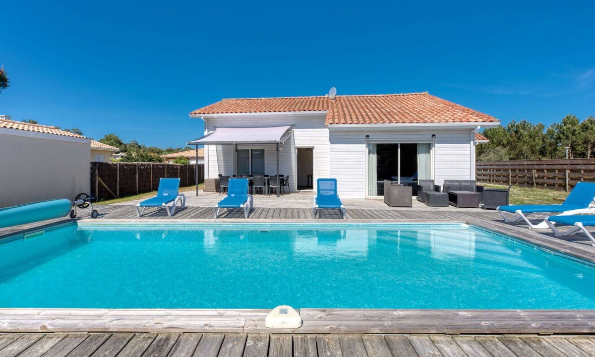 Vensac Villa | Beautiful private villa for 8 guests with WIFI, private pool, TV, terrace and pets allowed