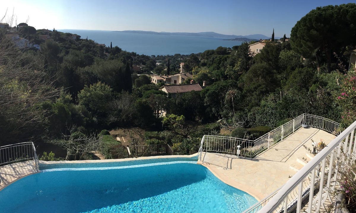 Les Issambres Villa | Beautiful villa overlooking the bay of St Tropez - 4 bedrooms and 1 studio