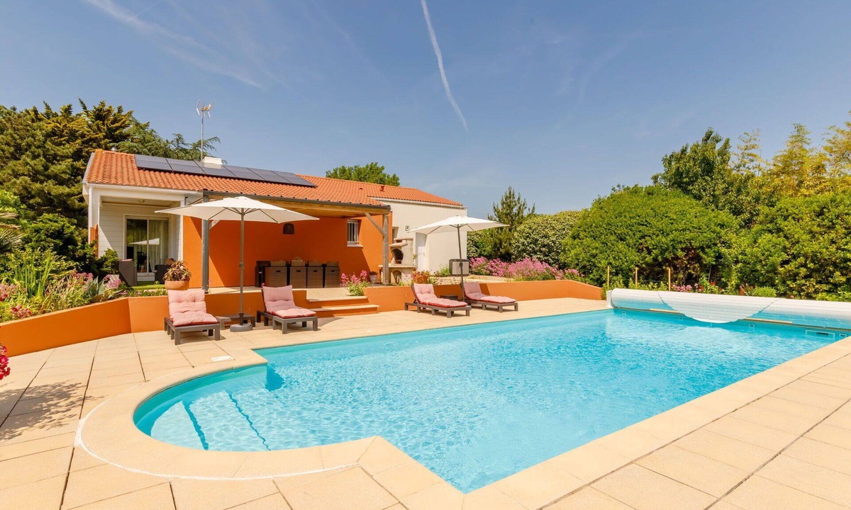 Olonne-sur-Mer Villa | Beautiful private villa for 8 people with WIFI, private pool, TV, terrace and pets allowed