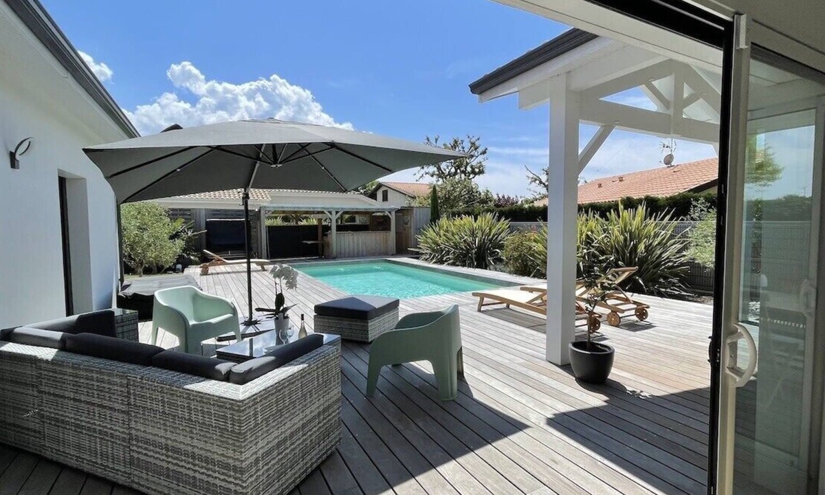 Gujan-Mestras Villa | Beautiful villa with heated pool, outdoor bar and south facing garden