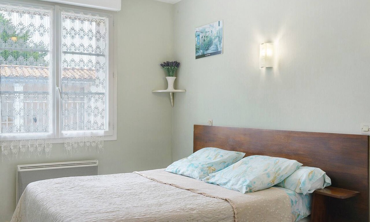Semussac Bed & Breakfast | Bed and Breakfast 'Chambre D'hôtes Vanille' with Shared Terrace, Private Garden and Wi-Fi