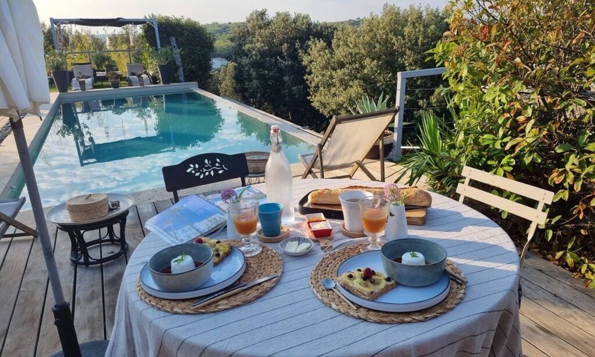 Ginasservis Bed & Breakfast | Bedroom and bathroom. Breakfast and private pool area included.