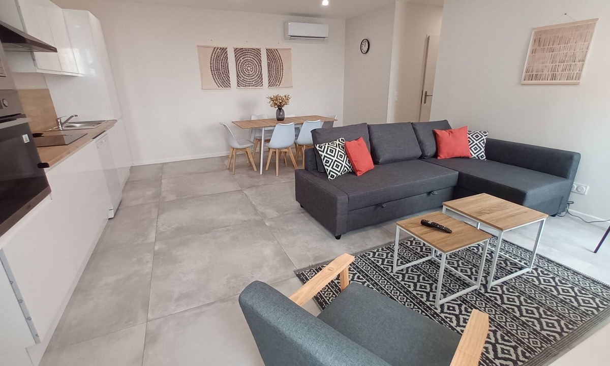 Fontaines-d'Ozillac Apartment | Bright apartment in the countryside - private parking