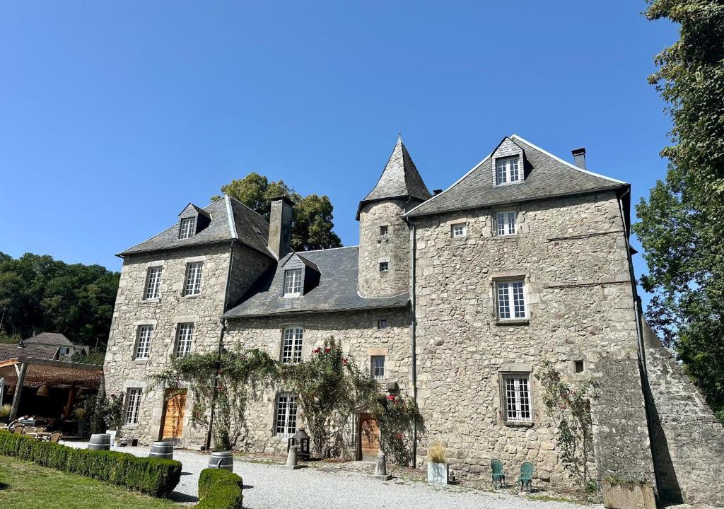 Ussel Bed & Breakfast | Château de la Borde à Ussel, centre-ville, proche autoroute A89, CLIMATISATION