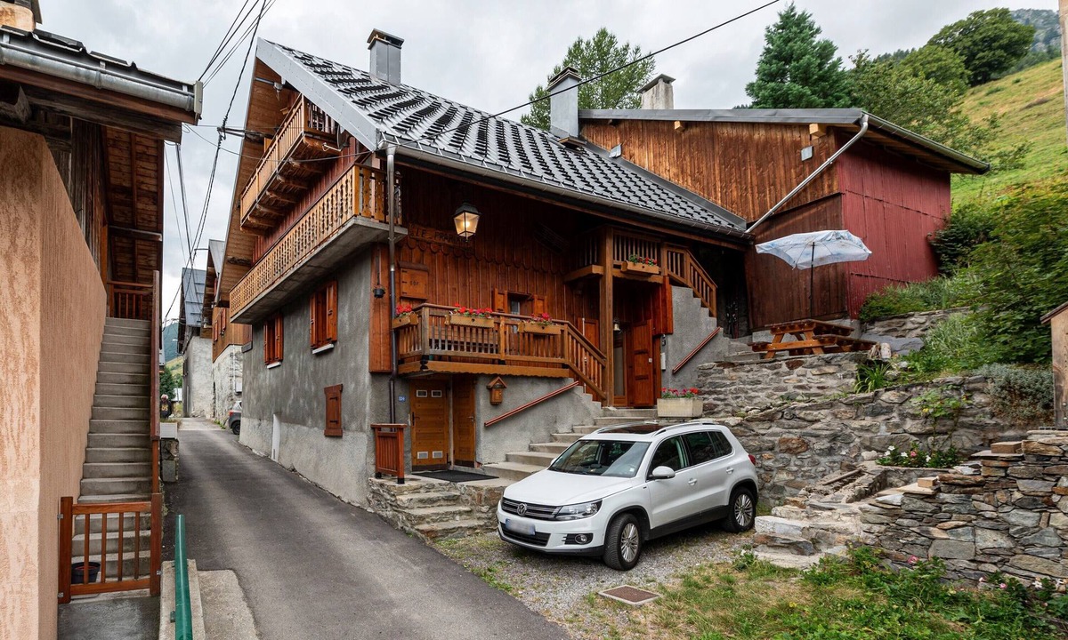 Celliers Ski Chalet | Chalet 'De Charme À La Montagne' with Mountain View, Private Terrace and Wi-Fi
