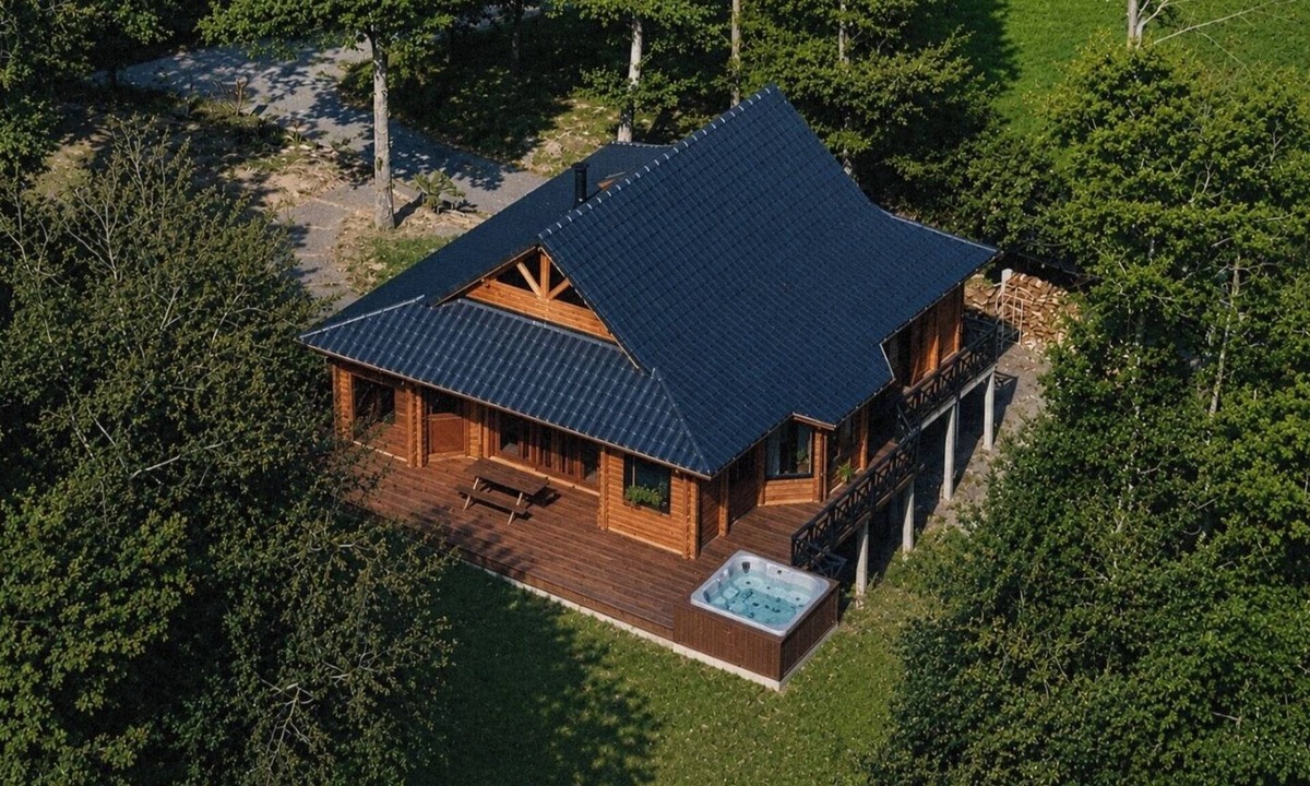 Lasseube House | Chalet with view of the Pyrenees Quiet, wooded setting Terrace with SPA