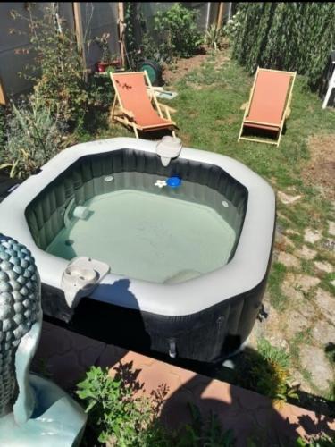 Chartres Bed & Breakfast | Chambre calme avec vue sur le jardin, idéale pour une pause nature proche du centre de Chartres