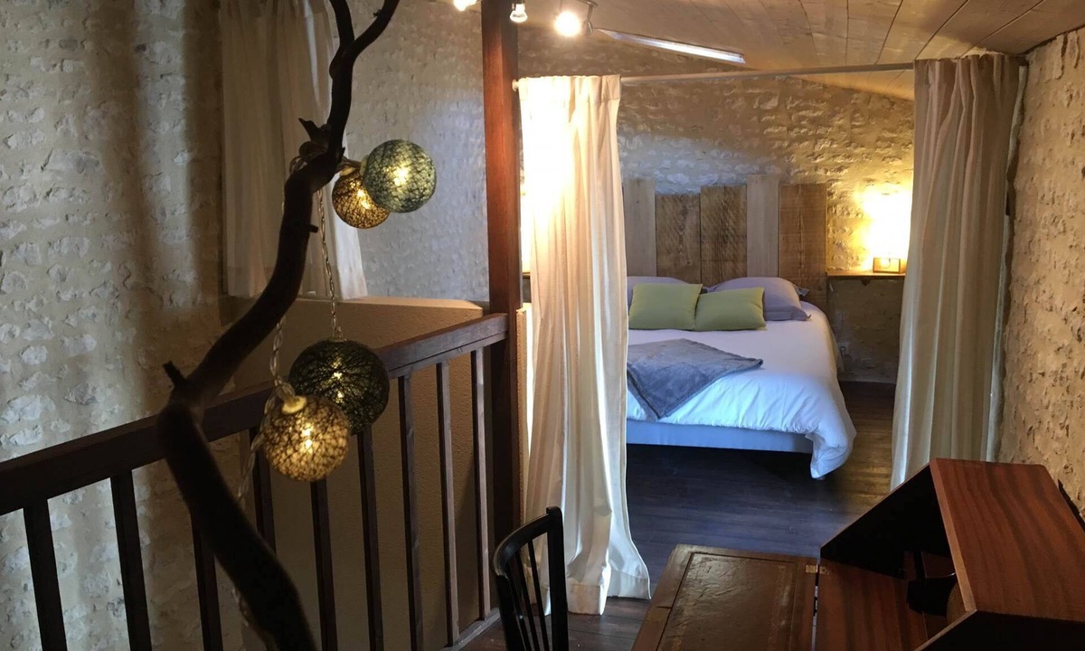 Montils House | Chambre D'hôtes : Grande Champagne - 4/5 Pers Piscine, Ludothèque, Retro Gaming