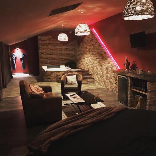 Saint-Martial-sur-Ne Bed & Breakfast | chambre INNAMORATO avec jacuzzi lit rond et jardin avec piscine