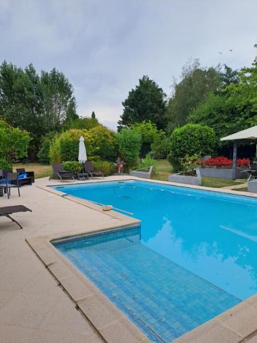 Leognan House | Chambres privées dans une maison avec piscine