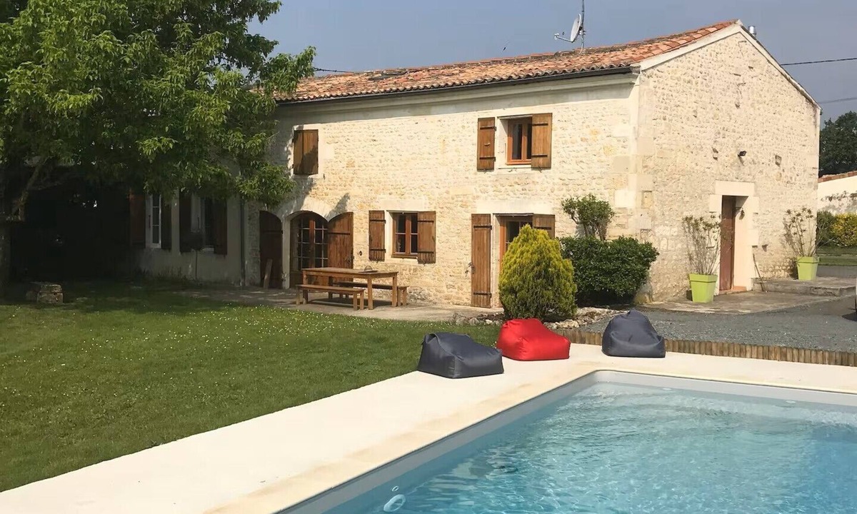 Mosnac House | Charentais country house surrounded by vineyards with heated swimming pool