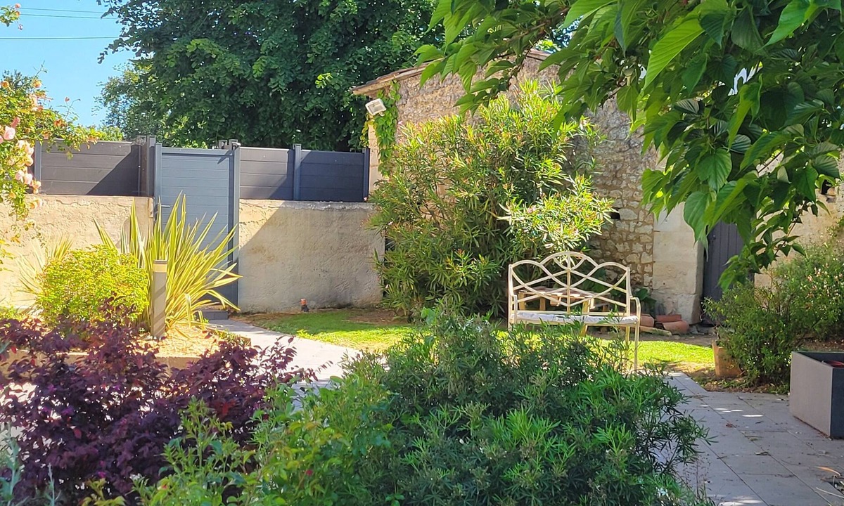 Varzay House | Charentaise house with swimming pool close to the sea in a peaceful setting.