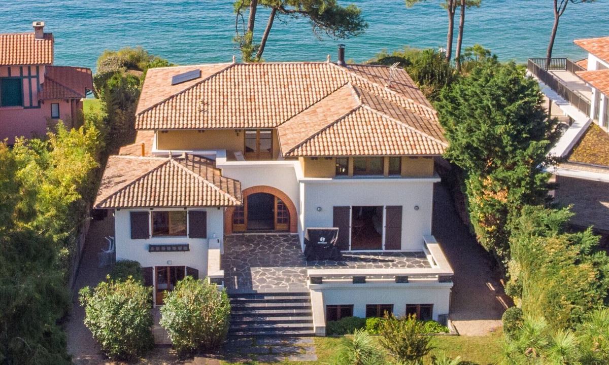 Pyla-sur-Mer Villa | Charm and authenticity for this exceptional villa - Private access to the Bassin