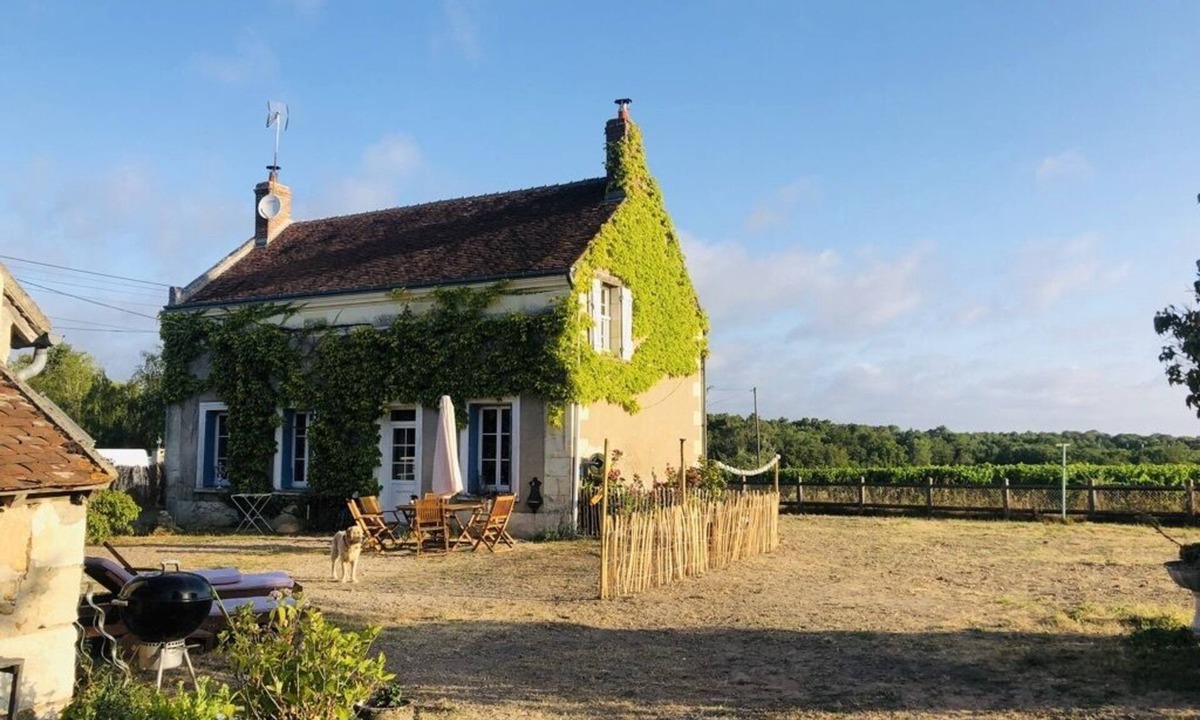 Pouille House | Charming authentic French holiday home on a hill surrounded by vineyards