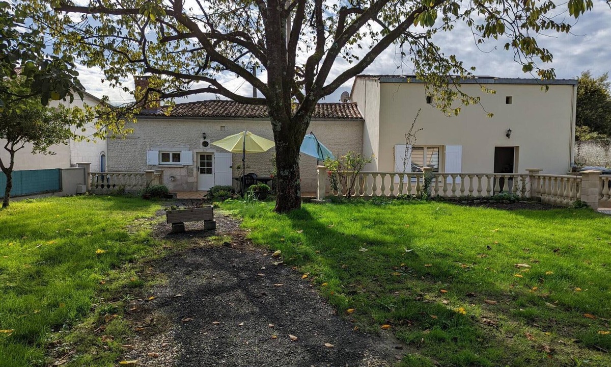 Barret Cottage | Charming cottage with private garden and pets allowed