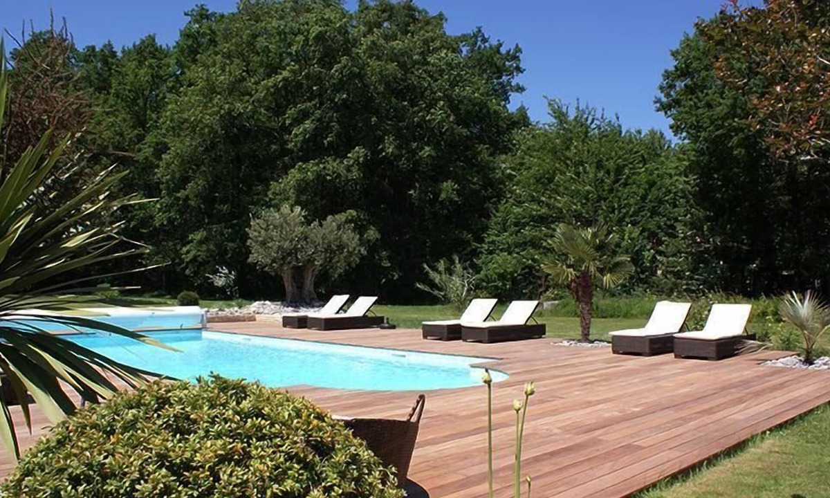 Fontaines-d'Ozillac Villa | Charming gîte 120 m2 for 6 people: 3 bedrooms and 2 bathrooms with private parking and garden. On-site swimming pool and private park. Discreetly adjoining the Gîte Eucalyptus with private garden, terrace and parking. Exposition Sud Es