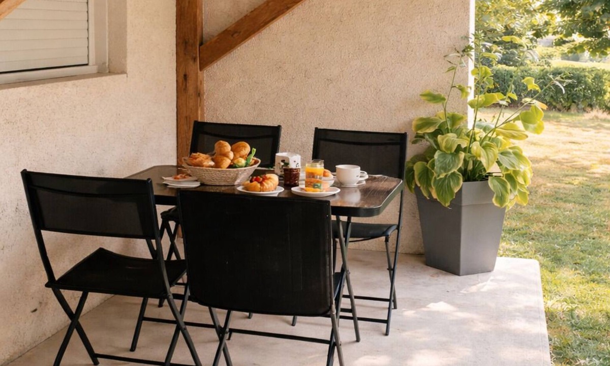 Leoville Apartment | Charming, independent apartment, private garden, vineyard view, 18th century estate