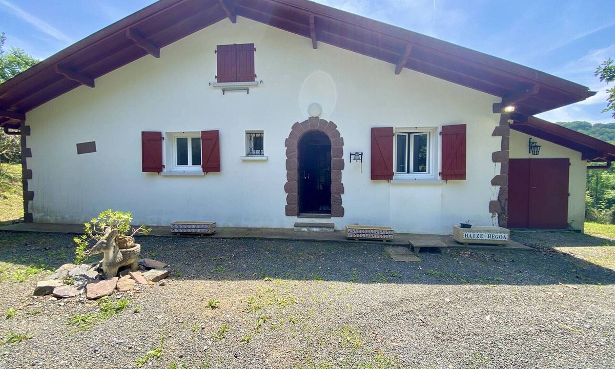 Macaye House | Charming Individual House in Basque Country, 8 Guests, Near Cambo Les Bains, Pet-Friendly, Free WiFi