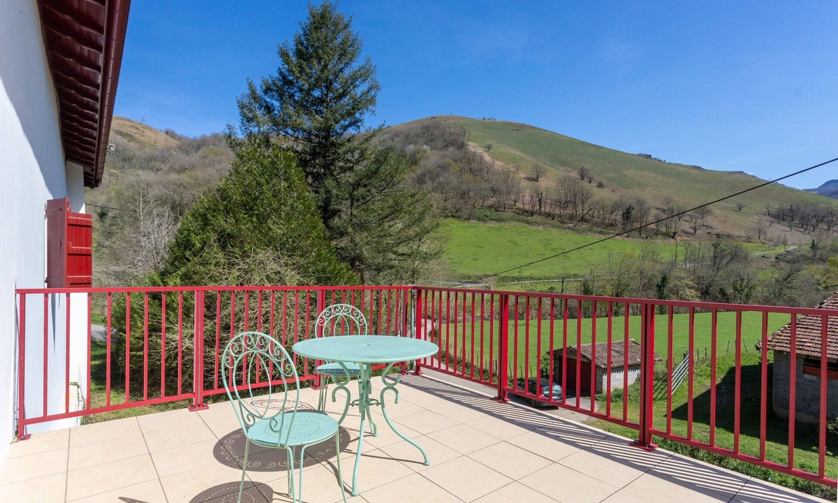 Esterencuby Apartment | Charming Little Yaitua with Mountain View, Private Terrace and Wi-Fi