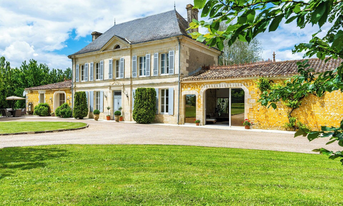 Ozillac House | Charming manor nestled in Charente vineyards