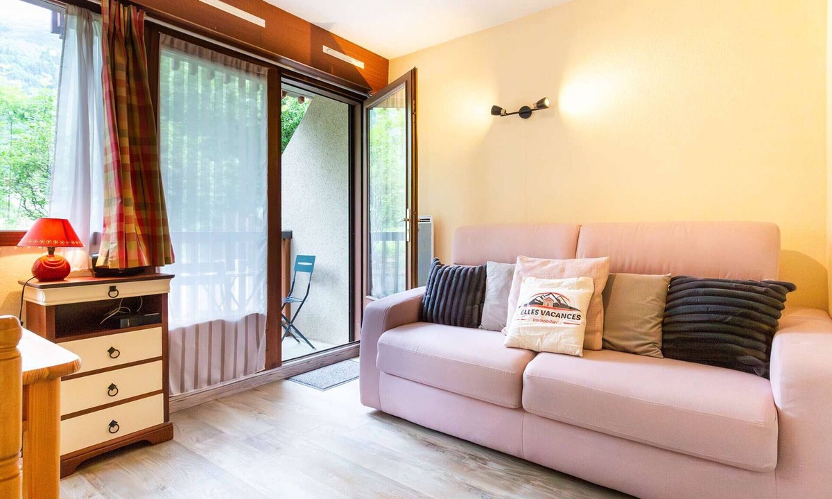 Vignec Apartment | Charming Studio for 4 in Saint Lary with Free WiFi, Balcony, Jacuzzi, Gym, and Sauna