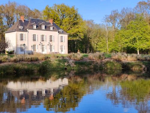 Vierzon House | Charnay Plaisance, piscine, les chambres du chocolatier Daniel Mercier à la campagne - stationnement privé