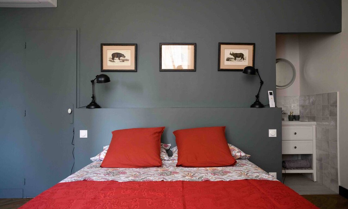 Blasimon Bed & Breakfast | Château Haut Cazevert Guesthouse with Private Pool, Wi-Fi, and Air Conditioning