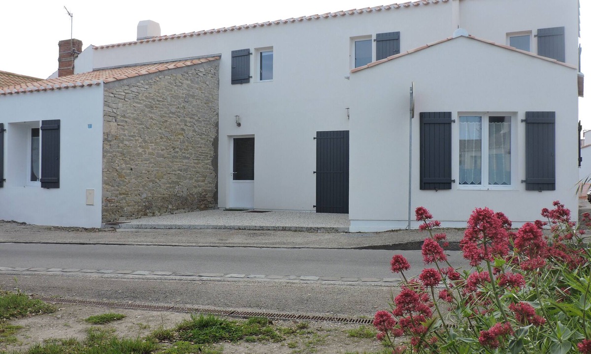 Noirmoutier-en-l'Ile House | CHECK IT OUT: In Le VIEIL, house with Wi-Fi, bikes, 200 meters from the beach and shops