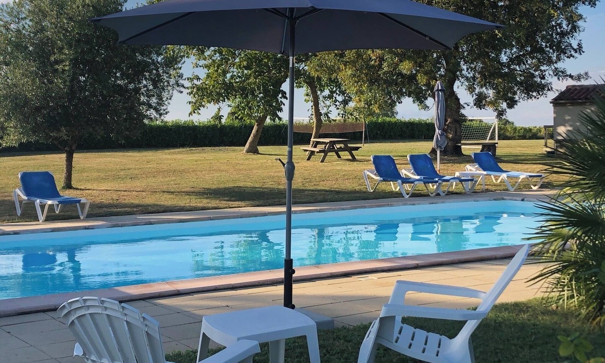 Chenac-Saint-Seurin-d'Uzet House | Comfortable gîte for 4 people with swimming pool, large garden - 15 km from the sea