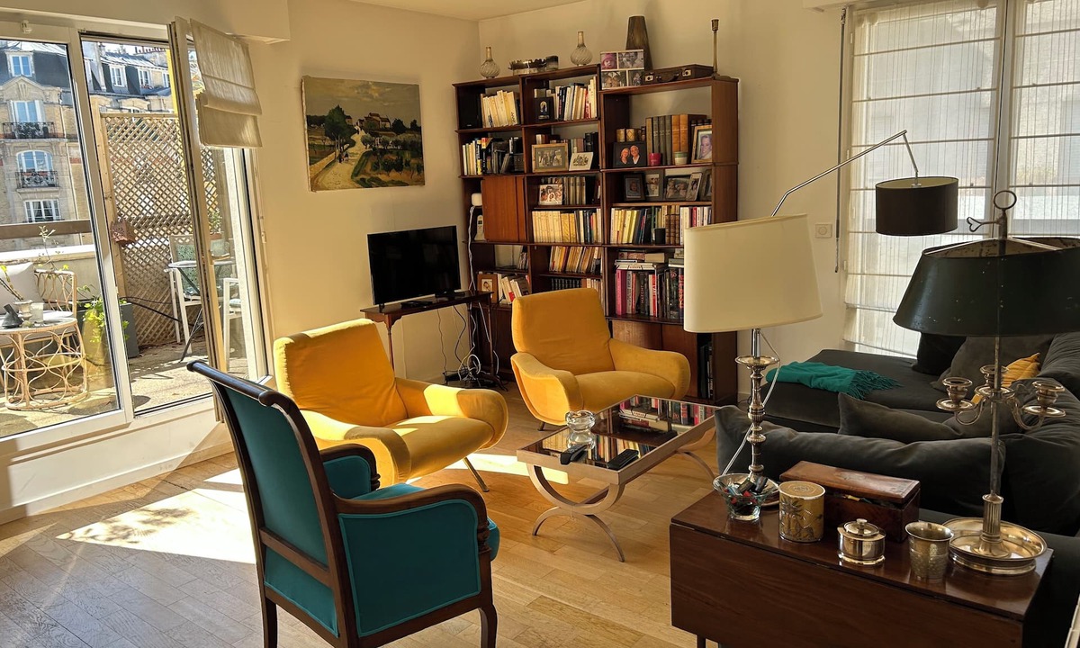 15th Arrondissement Apartment | Comfortable 2 bed top floor apartment. Air conditioning. Paris 15 e.
