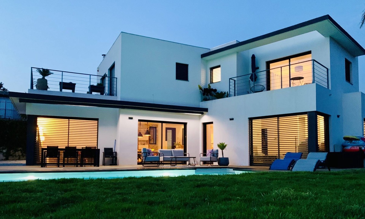 Cagnes-sur-Mer Villa | Contemporary villa with pool near the sea