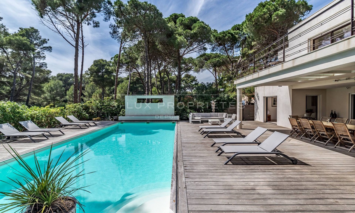Hyeres Villa | Contemporary villa , between sea and pine forest. Everything can be done on foot