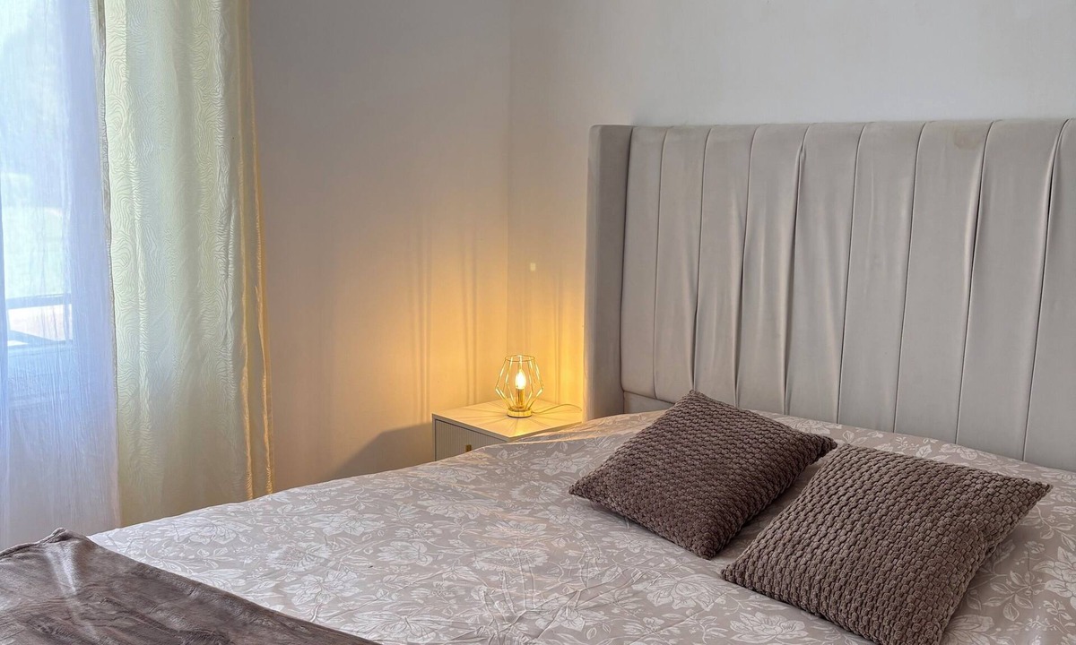 Courtenay House | Cosy, bright house with terrace&free parking 3 bedrooms