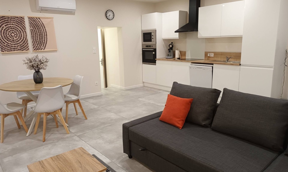 Fontaines-d'Ozillac Apartment | Cosy first-floor apartment in the countryside - private parking