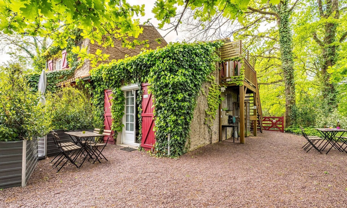 Bouaye House | Cottage 'Les Gîtes Du Robelier - L'étang' with Private Terrace, Shared Garden and Wi-Fi