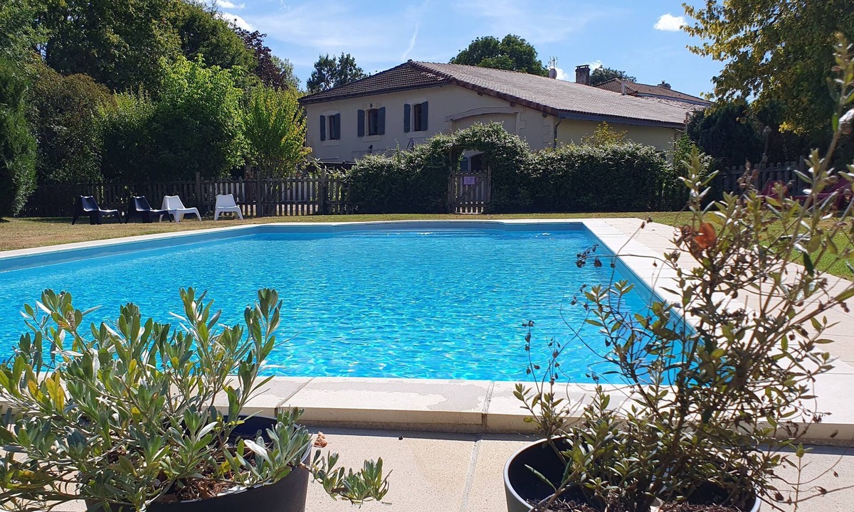 Chaunac Cottage | Countyside gîte for 5 people with heated swimming pool