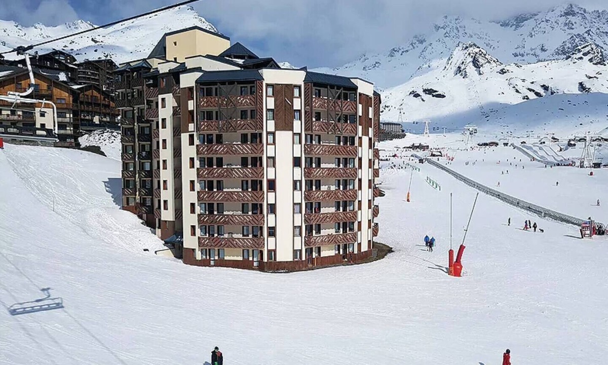 Les Varcins Apartment | Cozy apartment in the French Alps with direct Ski-In/Ski-Out access. Enjoy stunning mountain views, full comfort after a day on the slopes, and a perfect location close to restaurants and après-ski fun
