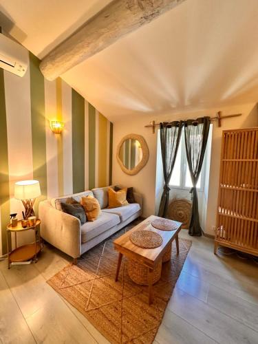 Old Town Apartment | Cozy studio Le Cèdre, Port de Saint Tropez
