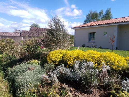 Baignes-Sainte-Radegonde Apartment | domaine de marodi jasmin