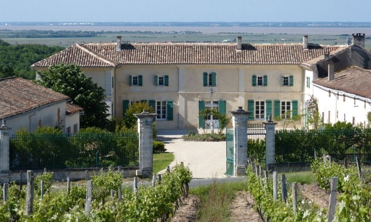 Saint-Thomas-de-Conac House | Double room upstairs with view of the Estuary and the garden