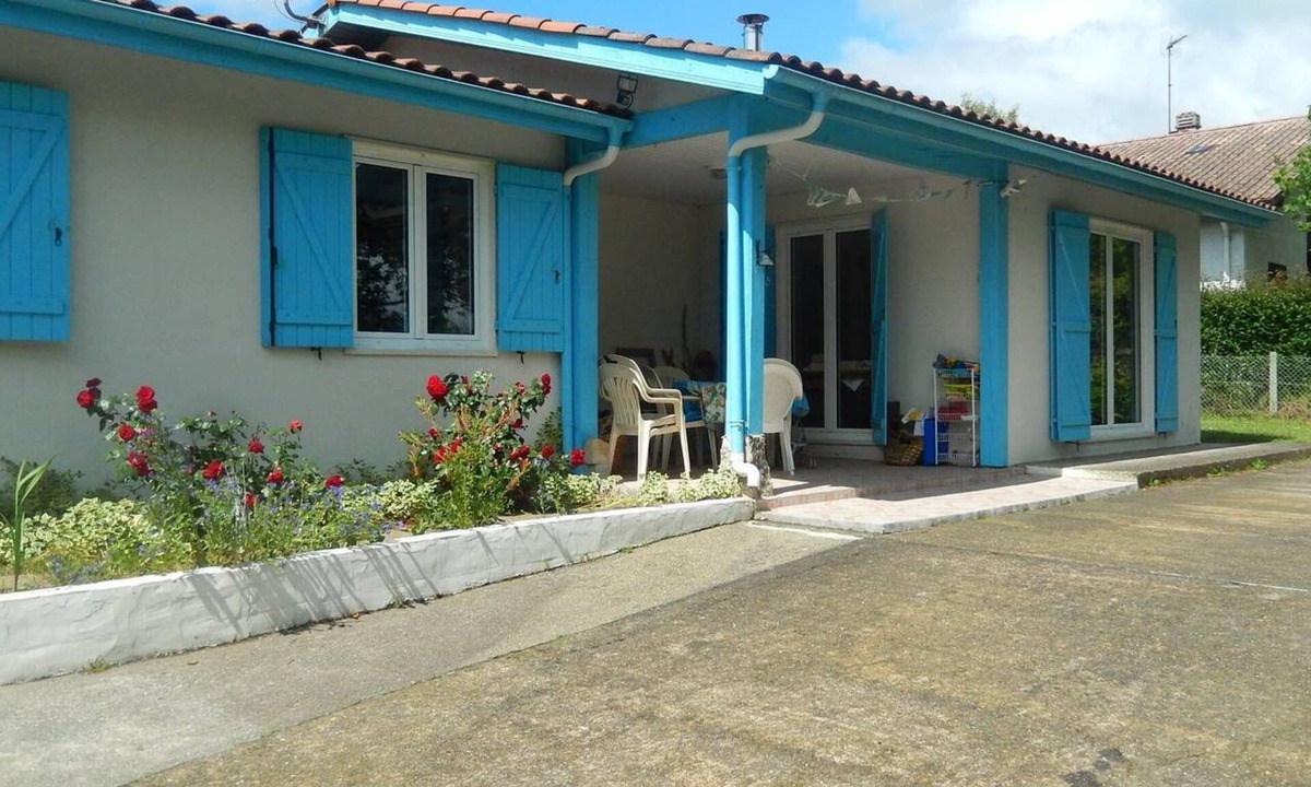 Saint-Vincent-de-Tyrosse House | Family home with above-ground pool