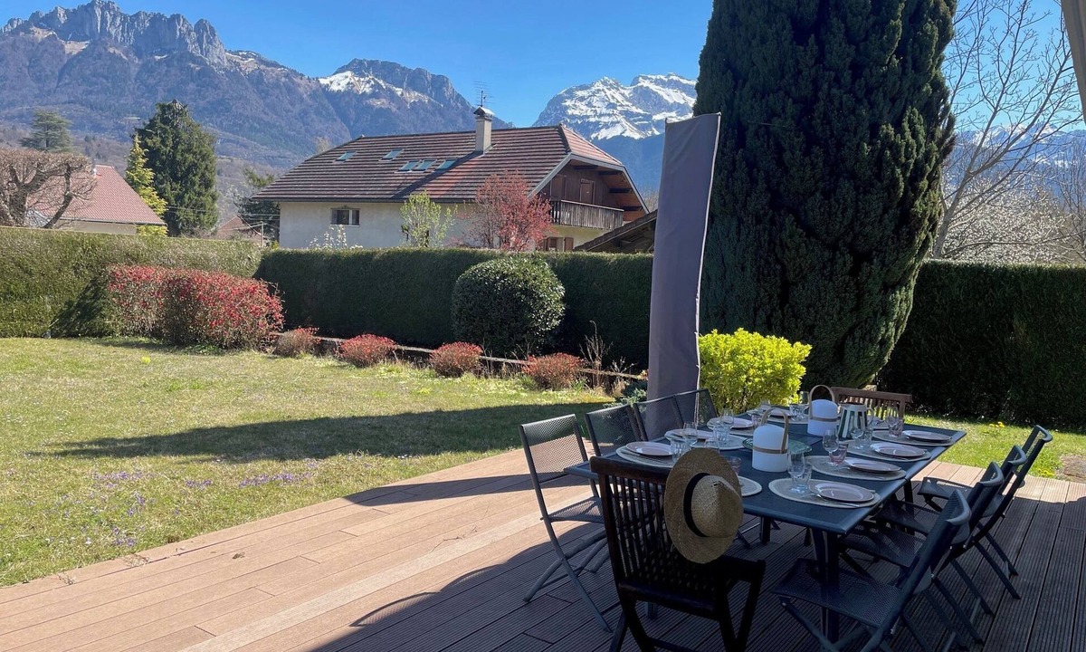 Saint-Jorioz House | Family home for 10 people Lake Annecy, 300 m away Garden & Patio