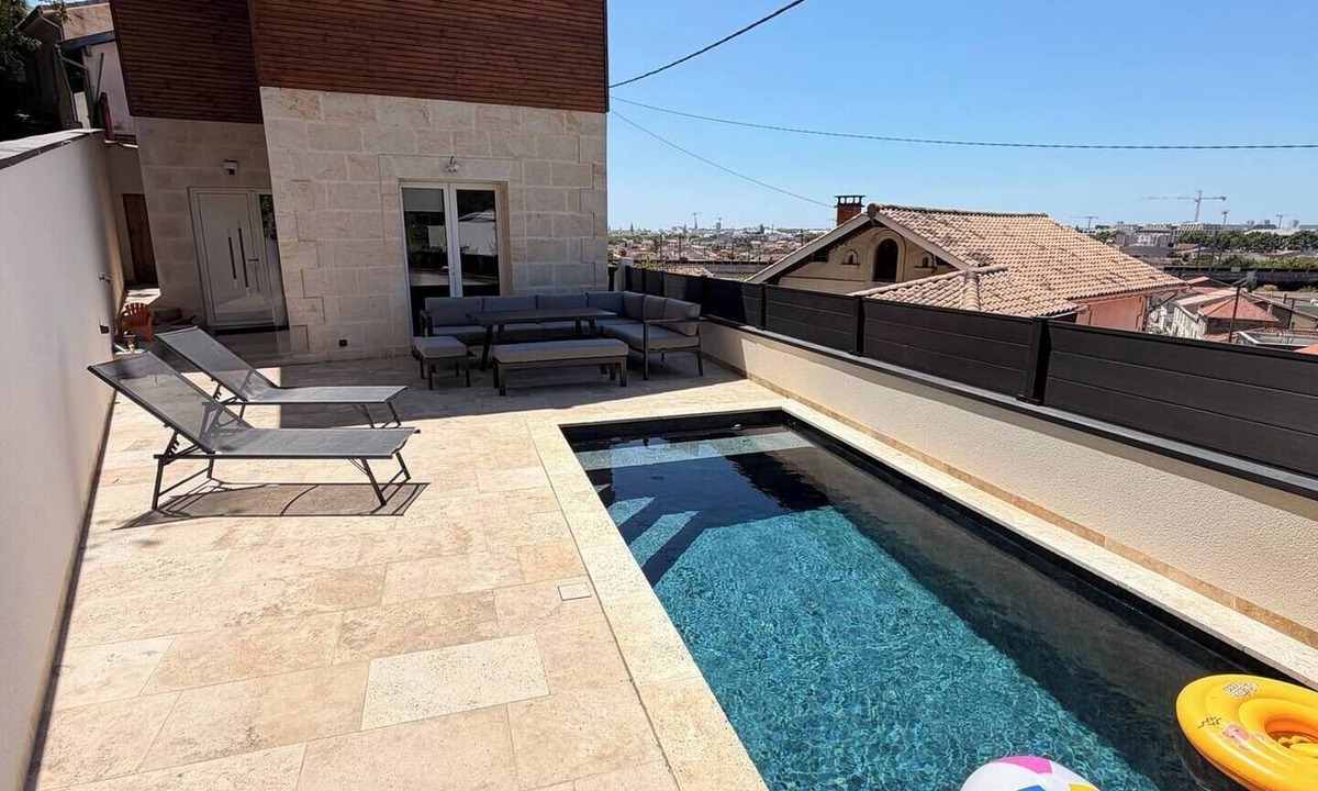 Cenon House | Family home with a pool and a view of Bordeaux