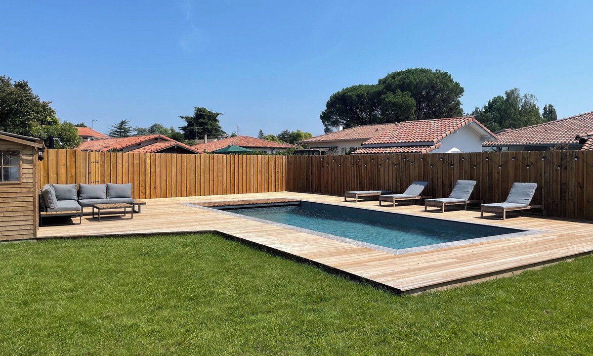 Leon House | Family home with swimming pool ideally located between village and lake