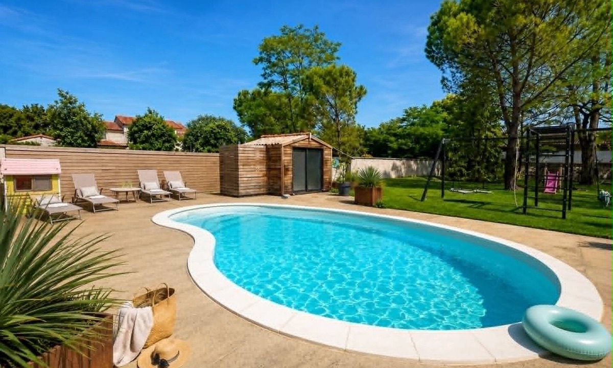 Merpins Villa | Family villa a few minutes from Cognac, swimming pool & jacuzzi for 12 people
