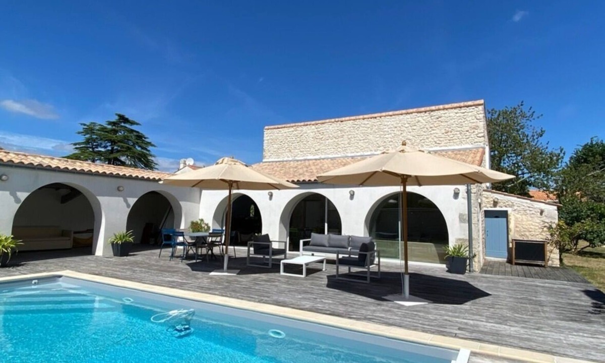 L'Eguille House | Former chai classé 4★ - charming house, comfort and relaxation guaranteed!