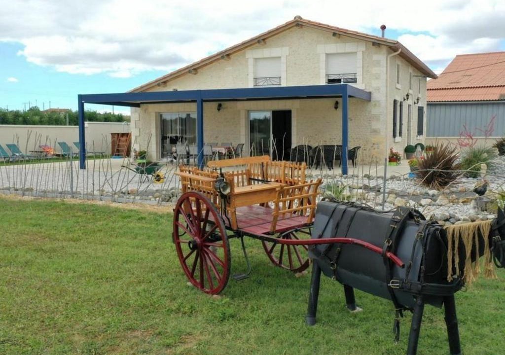 Salles-de-Barbezieux House | Gîte Charentais avec piscine, terrasse, et pêche - confort moderne et charme rural - FR-1-653-87