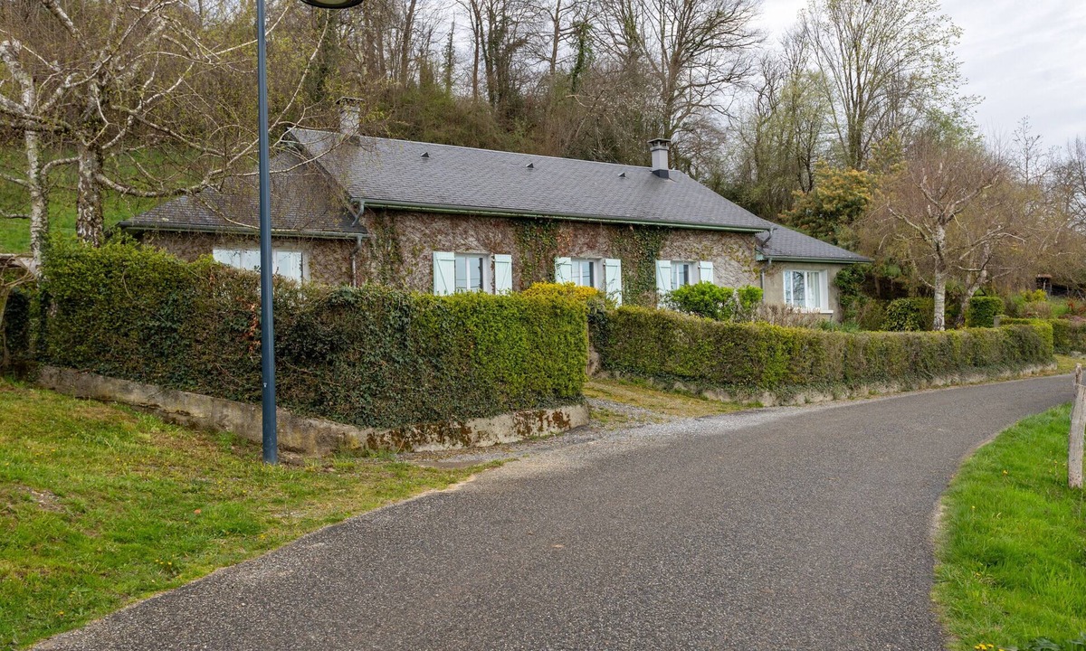 Lagarde House | Gîte Mathieu – Cozy House 10 min from Lourdes, Private Terrace & Garden, WiFi, Parking